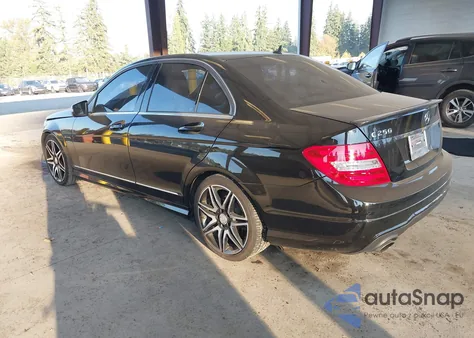 2013 Mercedes-Benz C 250 Sport z USA, uszkodzony, nr VIN WDDGF4HB4DR262945